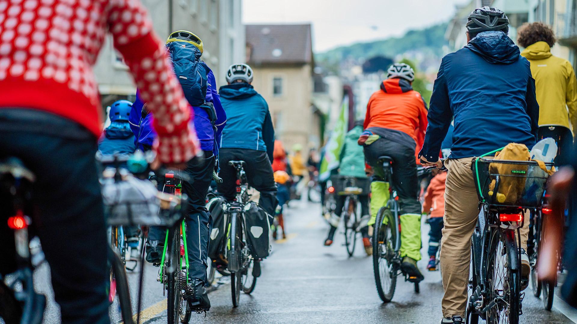 Velofahrende im Regen auf dem Weg zur ersten Befahrung des Stadttunnels in Zürich. 